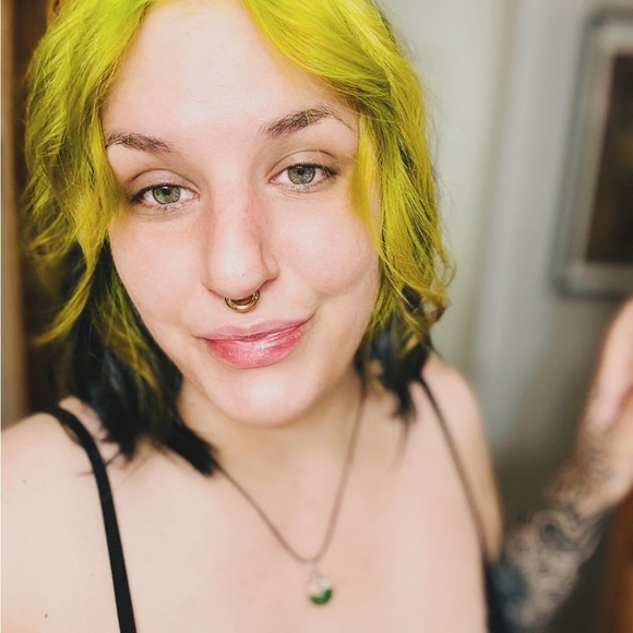 Meet your Posher, Ally - Picture 3 of 6